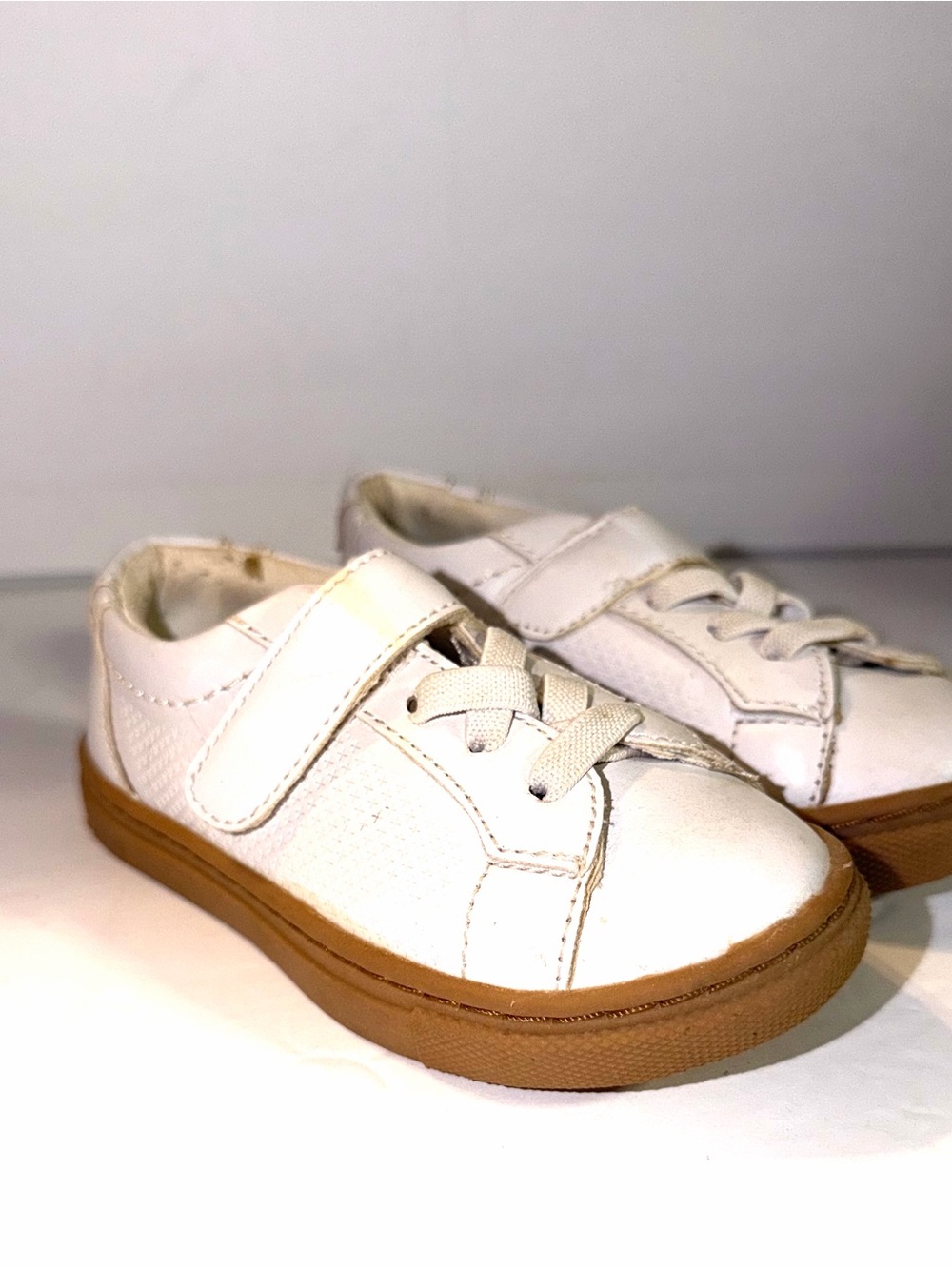 Nordstrom Kids White Man Made Leather Sneaker with Gum Sole - Classic Casual - Picture 2 of 7